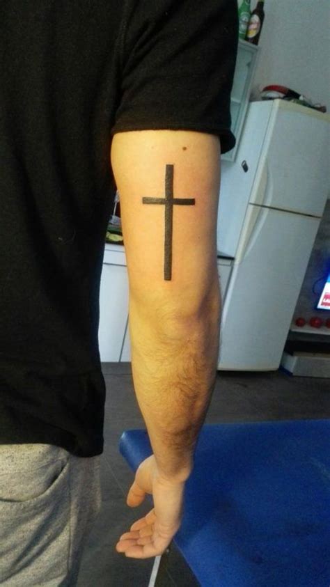 Tatuaje de cruz en el antebrazo: arte corporal en Asturias